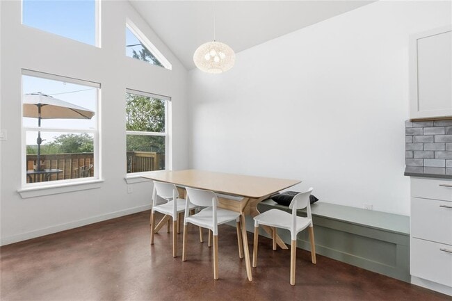 Building Photo - 10412 Parkwood Dr