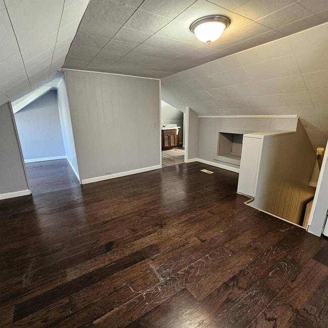 Building Photo - Duplex - 2 Bedroom, 2 Full Bathrooms and a...