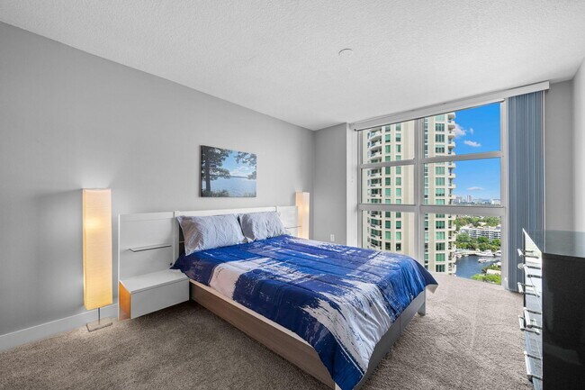 Building Photo - 347 N New River Dr E