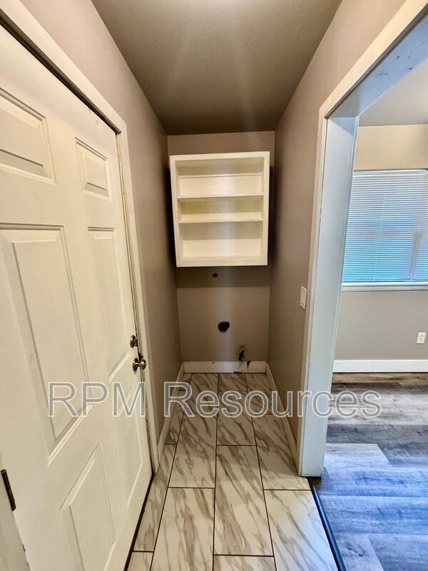 Building Photo - 2308 Elwood Dr