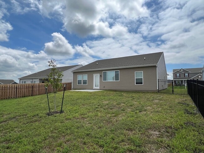 Building Photo - Almost new 3B2B plus den+fenced yard