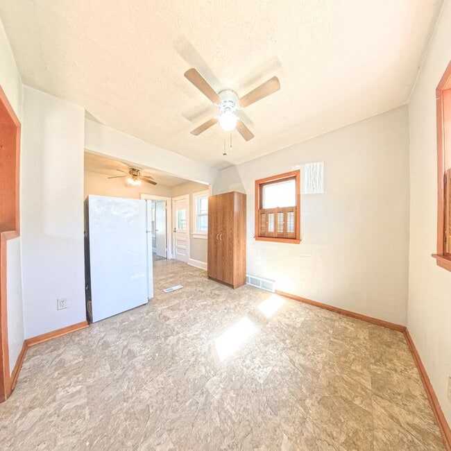 Building Photo - 2 Bedroom 2 Bathroom Home Available