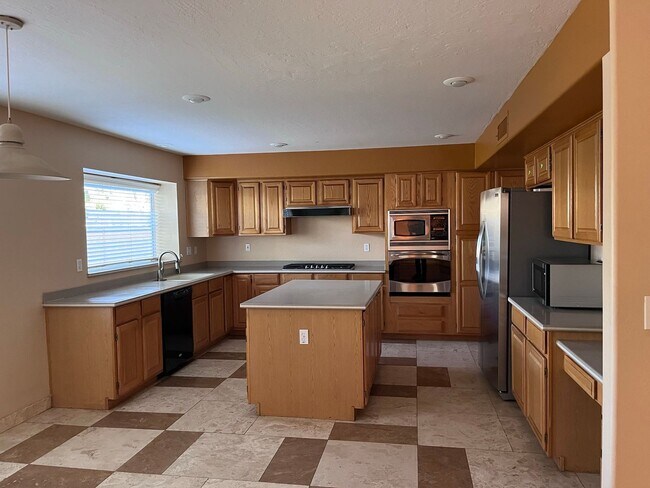 Building Photo - 4746 W Carla Vista Dr
