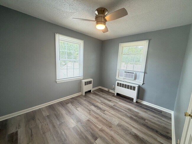 Building Photo - 1400 Roslyn Dr