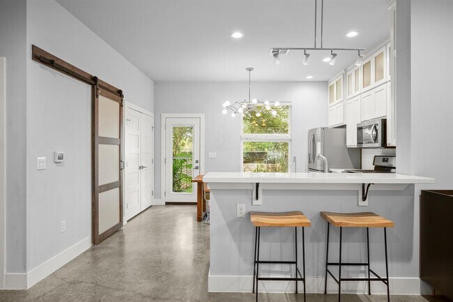 Building Photo - 1220 Delano St