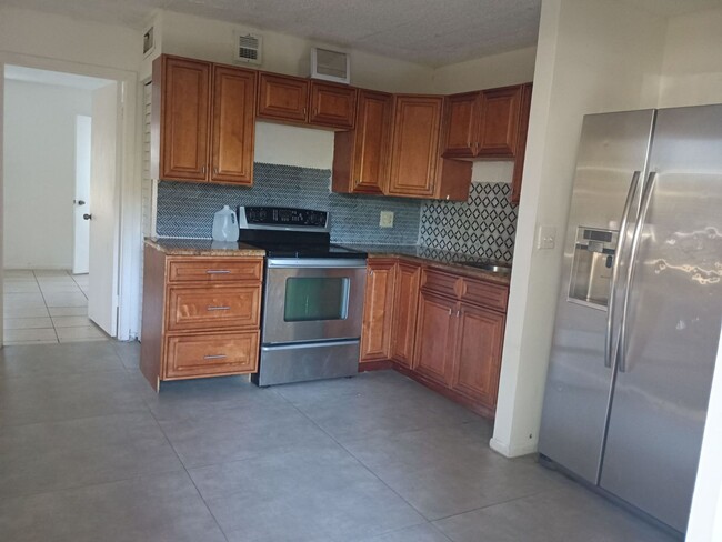 Building Photo - 95 NE 41st ,I-129 Oakland FL , 33334