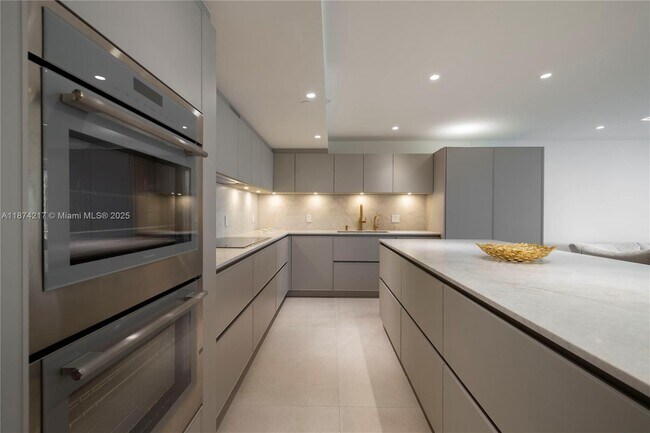 Building Photo - 10205 Collins Ave