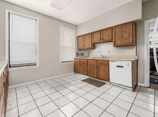 Building Photo - 227 E Northwood Ave