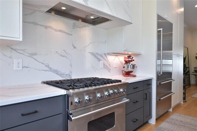 Building Photo - Prime Residence with fabulous amenities in the heart of Buckhead