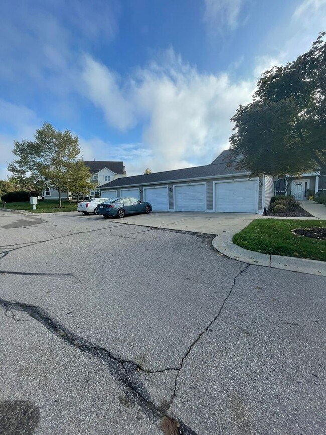Building Photo - 2 Bed + Office Condo | Pool, Garage & Flexible Move-In