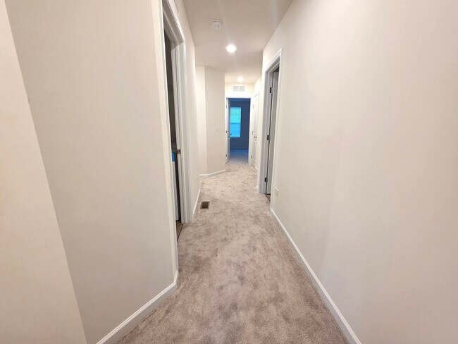 Building Photo - 5915 Hawkweed Dr