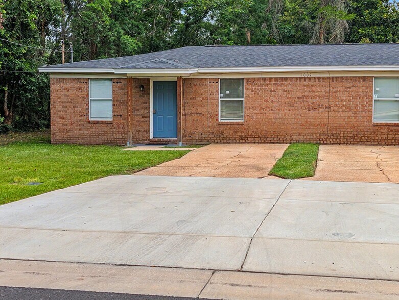 Building Photo - 1007 Winton Ave