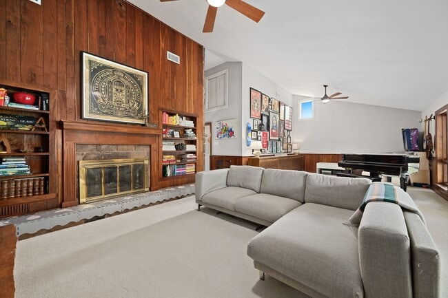 Building Photo - 907 Crystal Creek Dr
