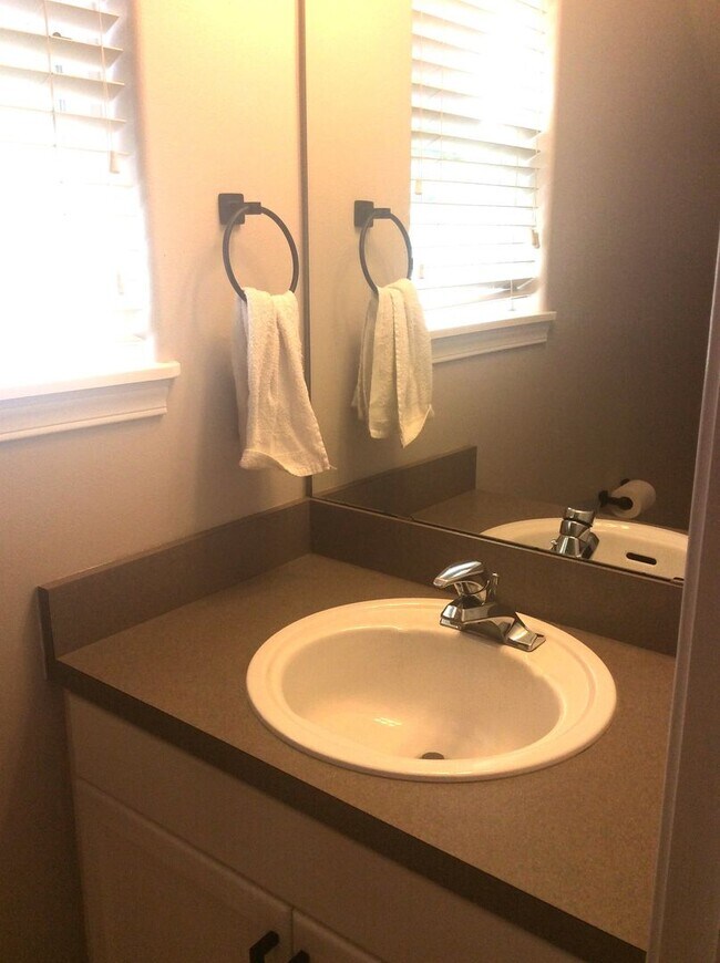 Building Photo - Charming 3 Bedroom Home - Available Now! Seatac area