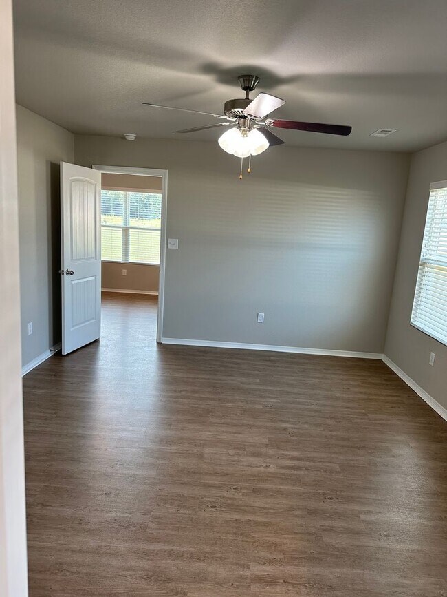 Building Photo - *Pre-leasing* Three Bedroom | Two Bath Hom...
