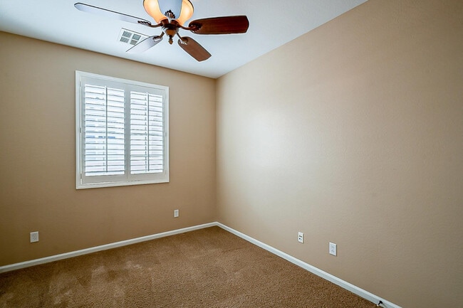 Building Photo - 15370 W Bloomfield Rd