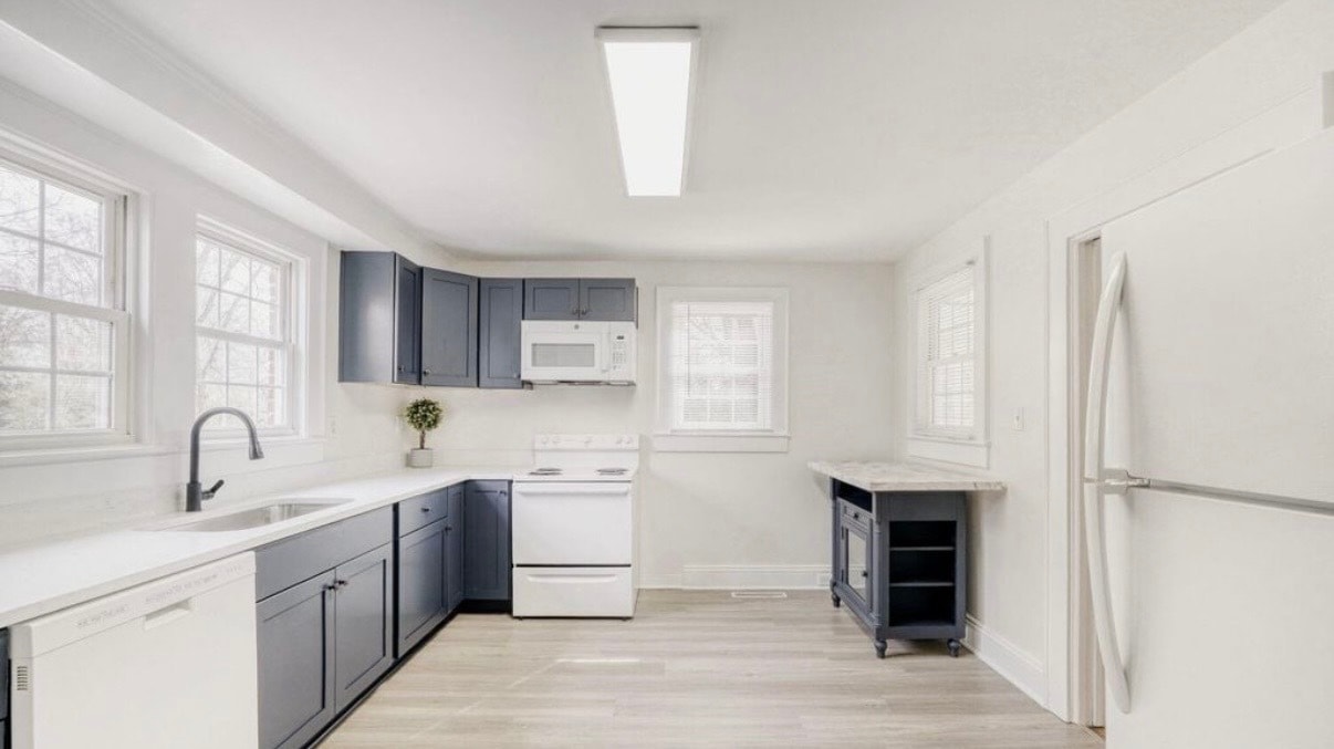 Building Photo - 639 E Iredell Ave