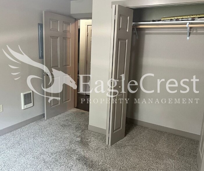 Building Photo - Two Bedroom, One and a Half Bathroom Unit