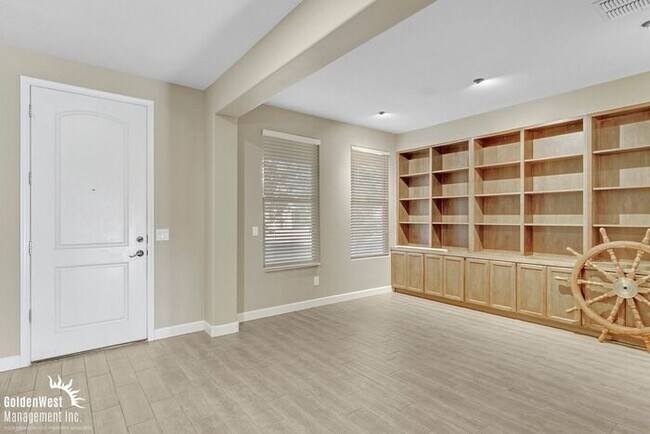 Building Photo - Beautiful 4Bdm 2Ba Two-Story Home with Poo...