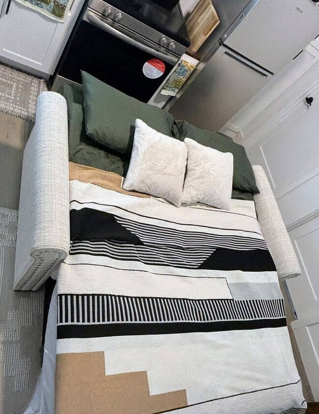 Building Photo - Charming Backyard Studio – All Utilities I...