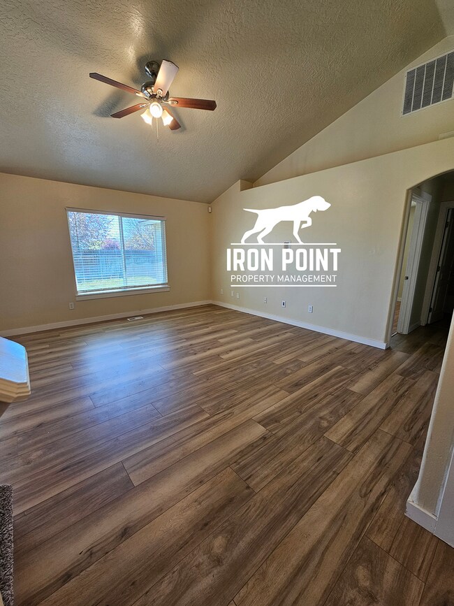 Building Photo - 3bed/2bath w/3 car garage, upstairs bonus room, vaulted ceilings, & fenced yard.