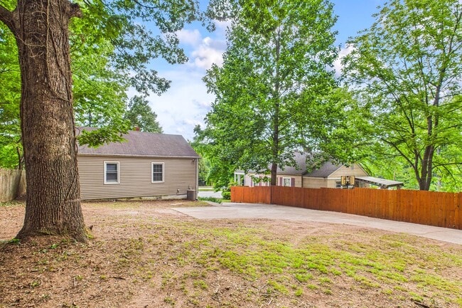 Building Photo - Adorable Home, Harwood Floors and Convenie...