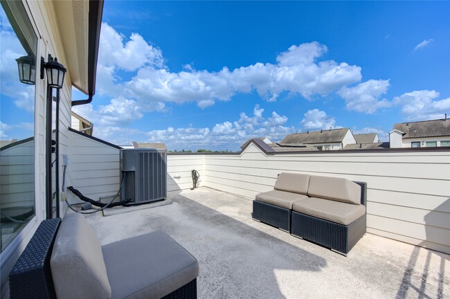 Building Photo - 2661 Fountain Key Blvd