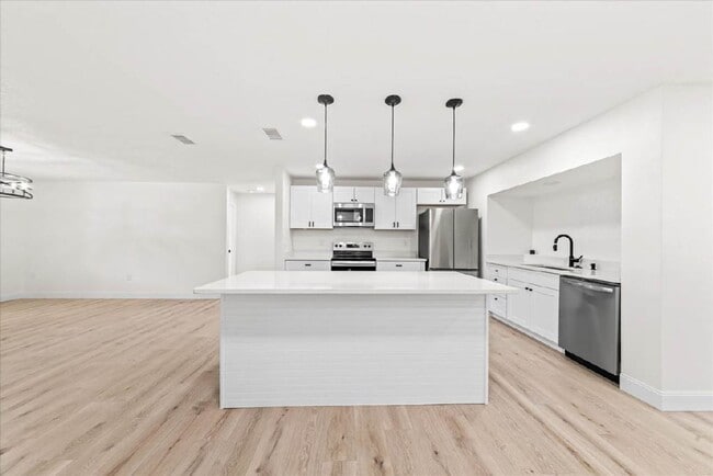 Building Photo - Stunning Newly Rehabbed Single-Family Home — Modern Design • Near Beach, Shopping & Dining!