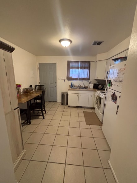 Building Photo - 1591 S 800 E