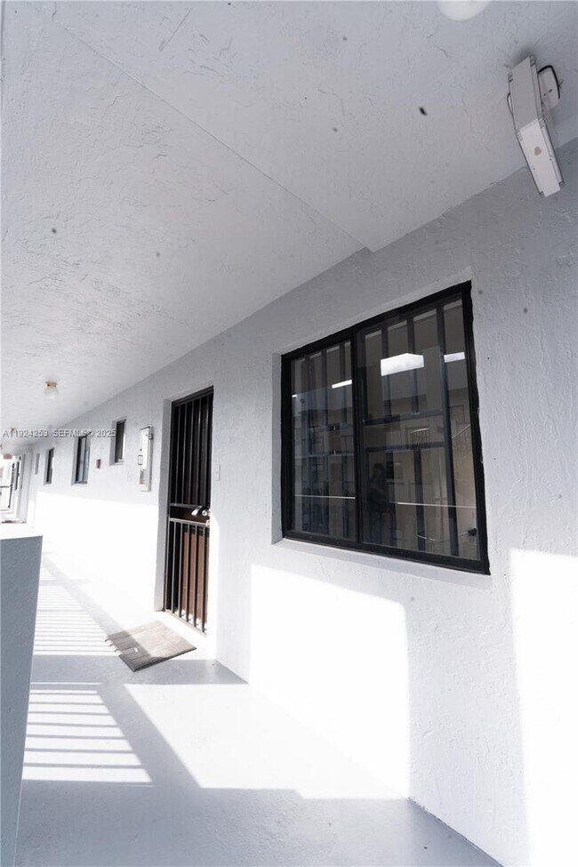 Primary Photo - 5300 W 21st Ct