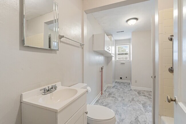 Building Photo - 1315 E Red Bud Rd