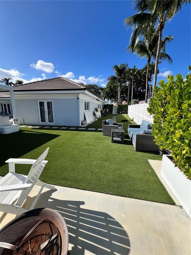 Building Photo - 5510 Bayview Dr