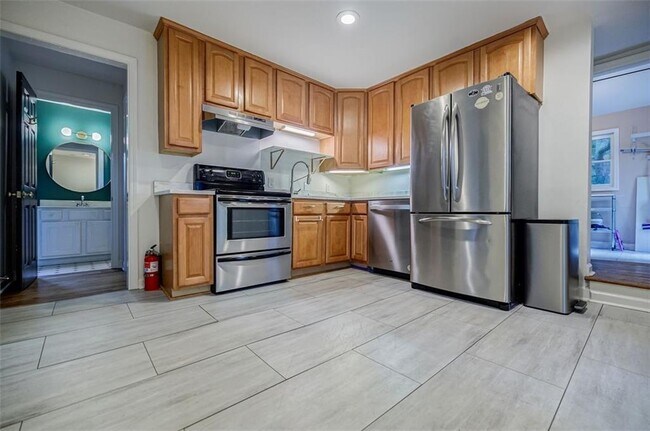 Building Photo - 183 Locust St NE