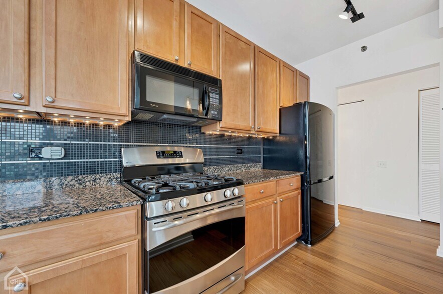 Building Photo - 210 S Desplaines St