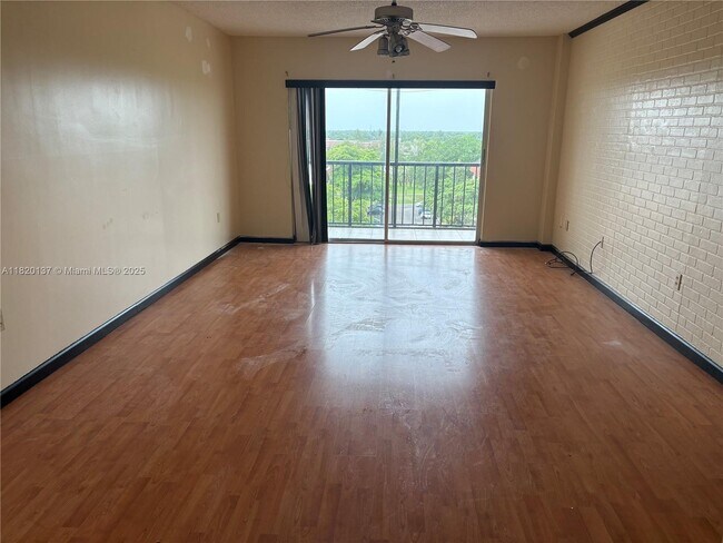 Building Photo - 4164 Inverrary Dr