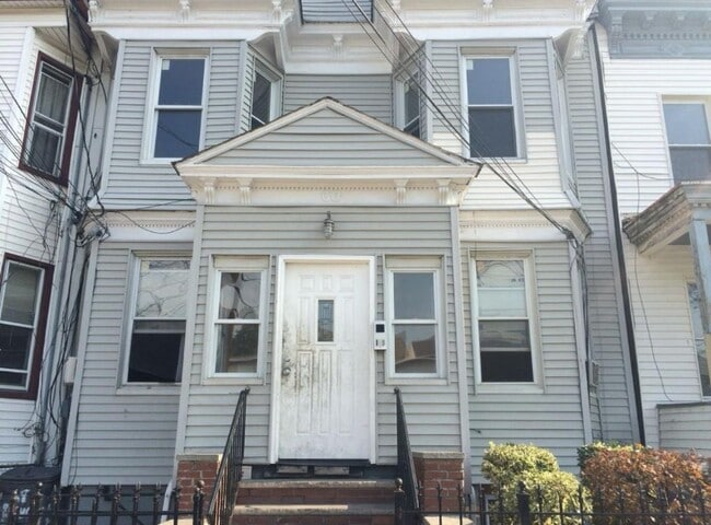 Building Photo - 68 Rose Ave