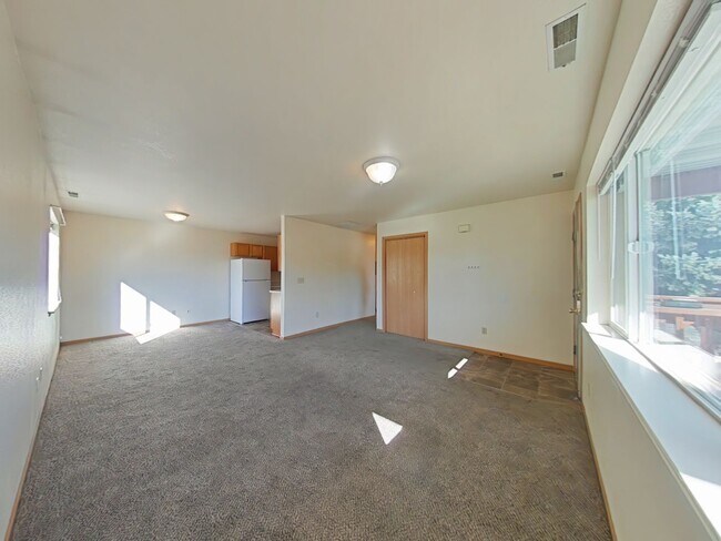 Building Photo - 3 Bedroom with DETACHED GARAGE! Great Cent...