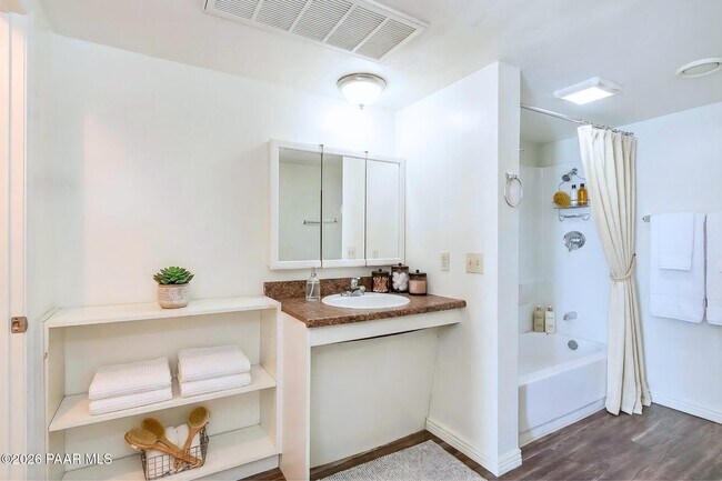 Building Photo - 770 N Dodge Blvd