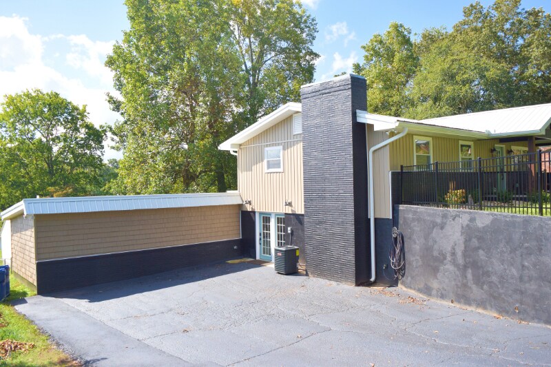 Building Photo - 1704 S Forest Dr