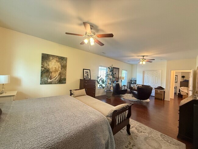 Building Photo - 300 SW Bordeaux Ct