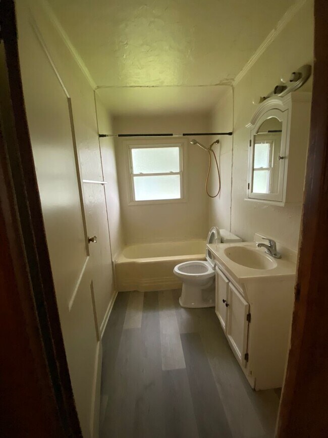 Building Photo - 3 Bedroom Ranch in Eastmoor