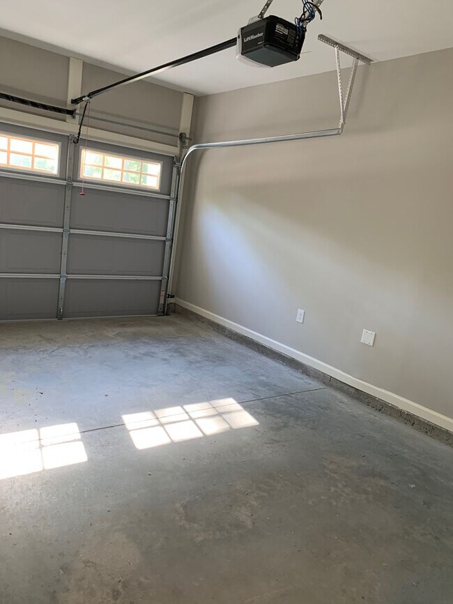 Building Photo - 3 Bedrooms 2.5 Baths  Condo in Downtown Watkinsville!