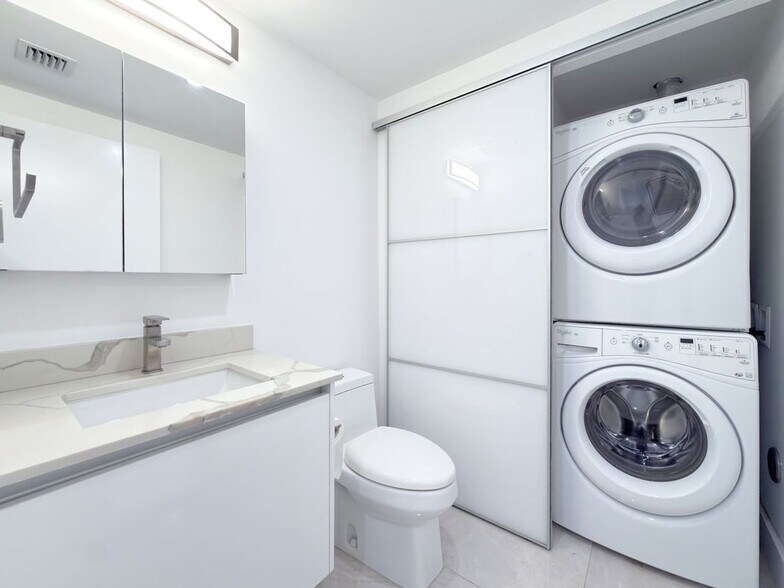 Building Photo - 1300 Brickell Bay Dr