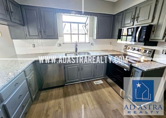 Building Photo - Very Nice 3 Bedroom 2 Bath Duplex in Overland Park-Available in JUNE!!