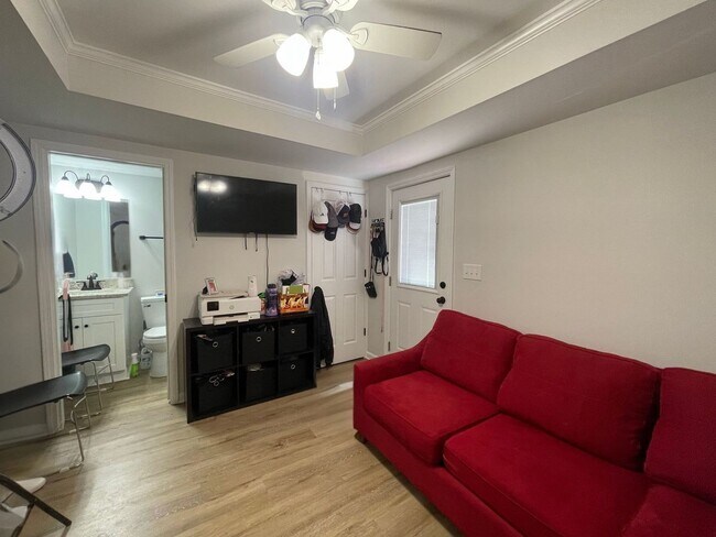 Building Photo - NEWLY RENOVATED COTTAGE!