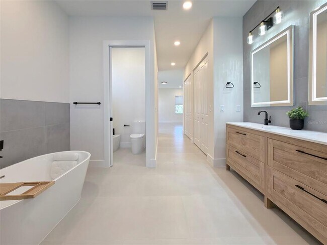Building Photo - 14671 Lillian Cir