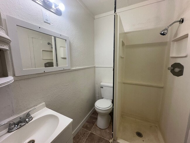 Building Photo - 3921 Roselawn Dr