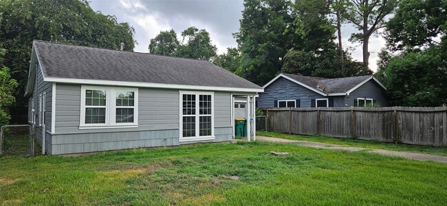 Building Photo - 1015 Prune St