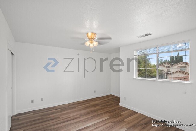 Building Photo - 2215 Jenni Ln