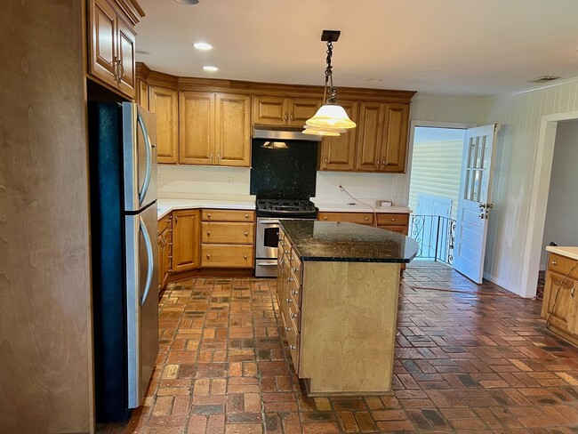 Building Photo - Brick home 3 bed and 2 bath